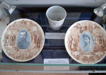 Коронационные тарелки, выпущенные во Франции ко дню помолвки Николая и Александры Романовых